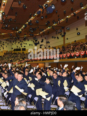 Marzo 19, 2017, Yokosuka, Kanagawa, Giappone : laureati del Giappone del National Defence Academy Buttare i tappi in aria durante la cerimonia di laurea a Yokosuka, nella prefettura di Kanagawa, Giappone il 19 marzo 2017. (Foto di AFLO) Foto Stock