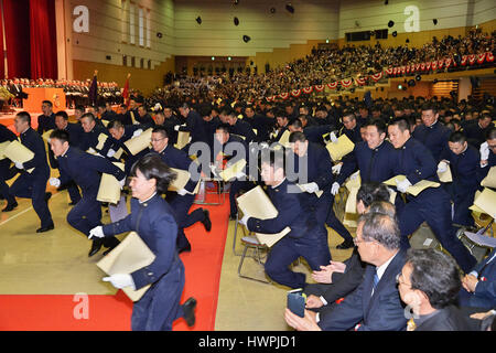 Marzo 19, 2017, Yokosuka, Kanagawa, Giappone : laureati del Giappone del National Defence Academy lasciare dopo la cerimonia di laurea a Yokosuka, nella prefettura di Kanagawa, Giappone il 19 marzo 2017. (Foto di AFLO) Foto Stock