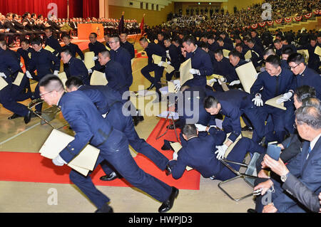 Marzo 19, 2017, Yokosuka, Kanagawa, Giappone : laureati del Giappone del National Defence Academy lasciare dopo la cerimonia di laurea a Yokosuka, nella prefettura di Kanagawa, Giappone il 19 marzo 2017. (Foto di AFLO) Foto Stock