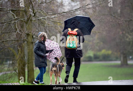 Brighton, Regno Unito. 22 Mar, 2017. Walkers lotta contro gli elementi su un freddo umido e ventoso mattina a Brighton con alcune parti della Gran Bretagna Previsioni per avere il credito di neve: Simon Dack/Alamy Live News Foto Stock