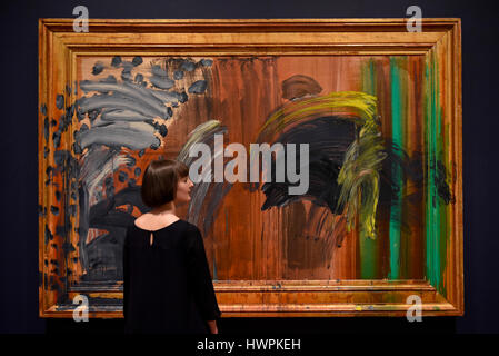 Londra, Regno Unito. Il 22 marzo 2017. Un membro del personale opinioni "Ritratto dell'artista ascoltando la musica", 2011-2016, da Howard Hodgkin, un recentemente completato Self-portrait, esibito per la prima volta. Premere anteprima di 'Howard Hodgkin: Amici Assenti' sempre prima la mostra dedicata ai ritratti del pittore inglese Howard Hodgkin, che morì il 9 marzo di età compresa tra i 84. Che si svolgono presso la National Portrait Gallery, la mostra dura 23 Marzo al 18 giugno 2017. Credito: Stephen Chung / Alamy Live News Foto Stock