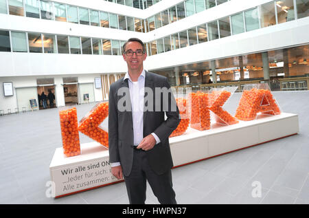 Augsburg, Germania. 22 Mar, 2017. Kuka AG CEO fino a Reuter pone di fronte un logo aziendale riempito con le palle che hanno i nomi dei dipendenti scritto su di loro e 2016 bilancio conferenza stampa del robot industriale fabbricante tenutosi presso la sede di Kuka a Augsburg, Germania, 22 marzo 2017. Foto: Karl-Josef Hildenbrand/dpa/Alamy Live News Foto Stock