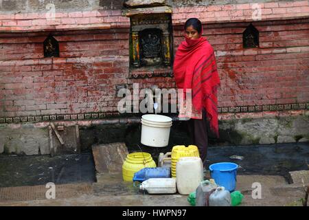 Kathmandu. 22 Mar, 2017. Una donna attende per riempire di acqua il 22 marzo 2017, la Giornata mondiale dell'acqua, a Kathmandu, capitale del Nepal. Credito: Sunil Sharma/Xinhua/Alamy Live News Foto Stock