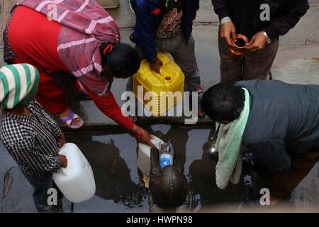 Kathmandu. 22 Mar, 2017. Popolo nepalese riempire di acqua il 22 marzo 2017, la Giornata mondiale dell'acqua, a Kathmandu, capitale del Nepal. Credito: Sunil Sharma/Xinhua/Alamy Live News Foto Stock