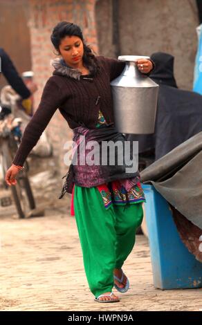 Kathmandu. 22 Mar, 2017. Una donna porta un vaso di acqua il 22 marzo 2017, la Giornata mondiale dell'acqua, a Kathmandu, capitale del Nepal. Credito: Sunil Sharma/Xinhua/Alamy Live News Foto Stock