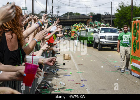 In Louisiana, Stati Uniti d'America. Xviii Mar, 2017. Baton Rouge è il giorno di San Patrizio parata e celebrazione sono uno degli eventi di persone entrano in strada per festeggiare. Vicino al 100K la gente mostra fino a questo evento, ci si sente più grandi di qualsiasi del Mardi Gras parate hanno in comune. Le persone entrano con la famiglia nel centro della capitale della Louisiana per divertimento. La maggior parte delle persone nella famiglia usura verde. Questa parata ogni anno da molte organizzazioni in Baton Rouge. Credito: Ardavan Roozbeh/ZUMA filo/Alamy Live News Foto Stock