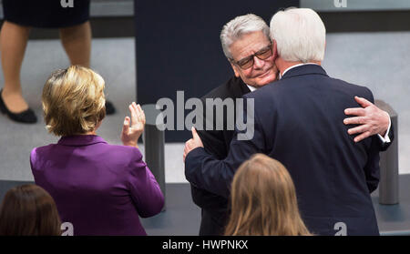 Berlino, Germania. 22 Mar, 2017. L ex Presidente federale Joachim Gauck (M) abbraccia il nuovo presidente Steinmeier nella riunione congiunta del Parlamento federale e il Consiglio federale tedesco il parlamento federale a Berlino, Germania, 22 marzo 2017. Steinmeier ha assunto il mandato come il dodicesimo presidente della Repubblica federale di Germania il 19 marzo 2017. Foto: Sophia Kembowski/dpa/Alamy Live News Foto Stock