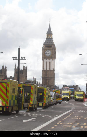 Londra, Regno Unito. 22 Mar, 2017. Westminster Bridge è cordoned ai membri del pubblico dopo un sospetto attacco terroristico presso le Case del Parlamento Credito: amer ghazzal/Alamy Live News Foto Stock