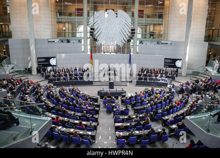 Berlin, Berlin. 22 Mar, 2017. Foto scattata il 22 marzo 2017 mostra una vista del giurato in occasione della cerimonia di arrivo Presidente tedesco Frank-Walter Steinmeier al Bundestag, la Camera Bassa del parlamento di Berlino, il 22 marzo 2017. Frank-Walter Steinmeier ha prestato giuramento come la Germania il dodicesimo presidente del mercoledì. Credito: Shan Yuqi/Xinhua/Alamy Live News Foto Stock