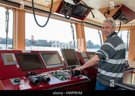 Amburgo, Germania. 22 Mar, 2017. Conduttore Fred Hiller nella casa dello sterzo della ice breaker "Johannes Dalmann' ad Amburgo, Germania, 22 marzo 2017. La recente costruzione del rompighiaccio " Hugo Lentz' e 'Johannes Dalmann' diventerà parte della flotta del porto di Amburgo competente (HPA). Foto: Sina Schuldt/dpa/Alamy Live News Foto Stock