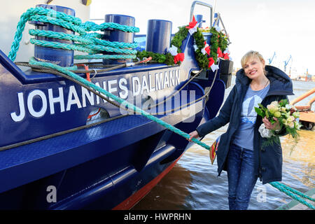 Amburgo, Germania. 22 Mar, 2017. L'attrice Sanna Englund sorge di fronte all'ice breaker "Johannes Dalmann' ad Amburgo, Germania, 22 marzo 2017. Sanna Englund ha preso la sponsorizzazione per la nuova nave durante la sua inaugurazione. La recente costruzione del rompighiaccio " Hugo Lentz' e 'Johannes Dalmann' diventerà parte della flotta del porto di Amburgo competente (HPA). Foto: Sina Schuldt/dpa/Alamy Live News Foto Stock