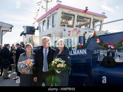 Amburgo, Germania. 22 Mar, 2017. HPA dipendente Martina Stuelten, Jens Meier, presidente del porto di Amburgo competente e attrice Sanna Englund stand di fronte all'ice breaker "Johannes Dalmann' ad Amburgo, Germania, 22 marzo 2017. Martina Stuelten e Sanna Englund ha preso la sponsorizzazione per la nuova nave durante la sua inaugurazione. La recente costruzione del rompighiaccio " Hugo Lentz' e 'Johannes Dalmann' diventerà parte della flotta del porto di Amburgo competente (HPA). Foto: Sina Schuldt/dpa/Alamy Live News Foto Stock