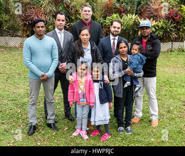 Hong Kong, Cina. 9 Mar, 2017. Gli avvocati canadesi per i profughi che al riparo Snowden sulla missione esplorativa a Hong Kong il 8 marzo 2017. (L a R posteriore)- Ajith Pushpa Kumara, canadese avvocati Francis Tourigny, Michael Simkin, Marc-André Séguin e Supun Thilina Kellapatha.(L a r medio) Vanessa Mae Rodel e Nadeeka Dilrukshi Nonis tenendo il suo figlio Dinath.L a R Keana anteriore e Sethmundi Kellapatha. Credito: Jayne Russell/ZUMA filo/Alamy Live News Foto Stock