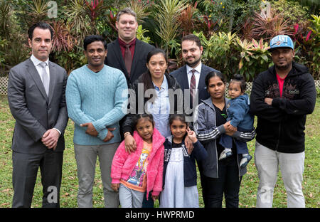 Hong Kong, Cina. 9 Mar, 2017. Gli avvocati canadesi per i profughi che al riparo Snowden sulla missione esplorativa a Hong Kong il 8 marzo 2017. (L a R posteriore)- Francesco Tourigny, Ajith Pushpa Kumara, Michael Simkin, Vanessa Mae Rodel Marc-André Séguin Nadeeka Dilrukshi Nonis tenendo il suo figlio e Dinath Supun Thilina Kellapatha.L a R Keana anteriore e Sethmundi Kellapatha. Credito: Jayne Russell/ZUMA filo/Alamy Live News Foto Stock