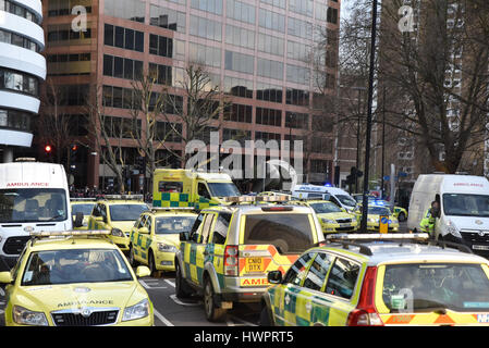 Westminster Bridge, Londra, Regno Unito. 22 Mar, 2017. Cordone di polizia fuori della zona accanto a Westminster Bridge. Credito: Matteo Chattle/Alamy Live News Foto Stock