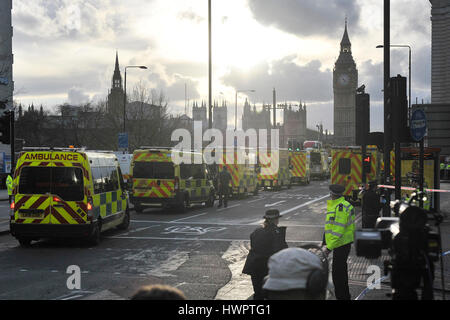 Londra, Regno Unito. 22 Mar, 2017. Le ambulanze sono visti al di fuori della sede del parlamento di Londra, Gran Bretagna il 22 marzo 2017. Quattro persone sono state uccise, tra cui la pugnalata officer e un maschio di terrorista, e almeno una ventina di feriti in un attentato contro la sede del Parlamento mercoledì pomeriggio in un attacco terroristico, la polizia ha annunciato. Credito: Tim Irlanda/Xinhua/Alamy Live News Foto Stock