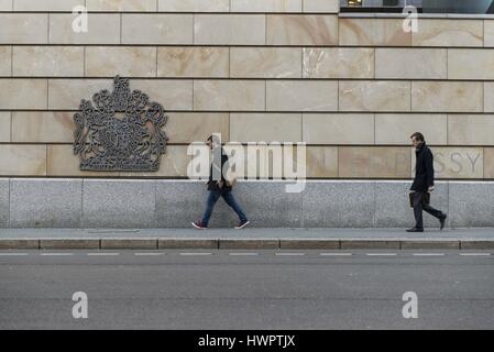 Berlin, Berlin, Germania. 22 Mar, 2017. Il passaggio di pedoni nel font dell'Ambasciata britannica a Berlino centrale dopo un presunto attacco terroristico a Londra dove almeno quattro persone sono state uccise. Molti pedoni colpito da un auto sul Westminster Bridge, un funzionario di polizia è stato pugnalato nella Casa del Parlamento da parte di un utente malintenzionato, che è stato ucciso dalla polizia. Credito: Jan Scheunert/ZUMA filo/Alamy Live News Foto Stock