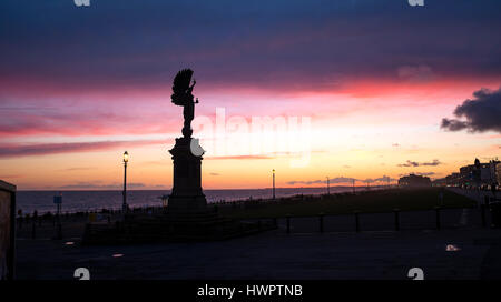 Brighton, Regno Unito. 22 Mar, 2017. Il sole tramonta dietro la statua della Pace sul confine tra Brighton e Hove questa sera Credito: Simon Dack/Alamy Live News Foto Stock