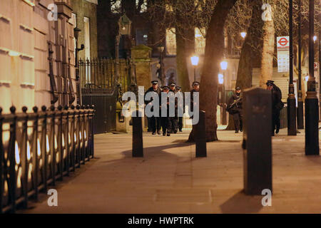 Tra poliziotti armati hanno Whitehall in lockdown come la notte scende dopo l attacco terroristico in Westminster oggi. Credito: Nigel Bowles/Alamy Live News Foto Stock