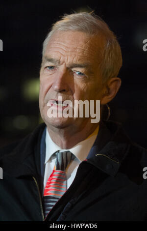 Londra, Regno Unito. 22 Mar, 2017. Jon Neve giornalista britannico e il canale 4 presentatore televisivo, relazioni sul terrore incidente al Parlamento Credito: amer ghazzal/Alamy Live News Foto Stock