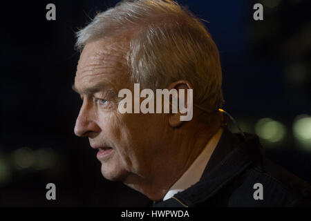 Londra, Regno Unito. 22 Mar, 2017. Jon Neve giornalista britannico e il canale 4 presentatore televisivo, relazioni sul terrore incidente al Parlamento Credito: amer ghazzal/Alamy Live News Foto Stock