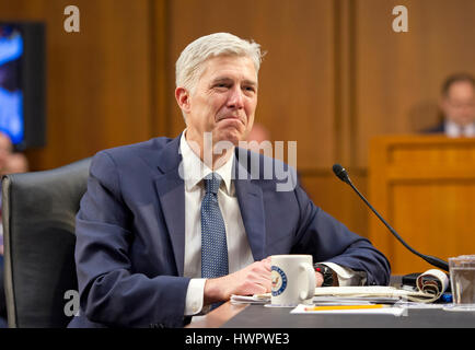 Washington DC, Stati Uniti d'America. Il 22 marzo 2017. Giudice Neil Gorsuch testimonia davanti al Senato degli Stati Uniti Comitato giudiziario per la sua designazione come associare la giustizia della Corte suprema degli Stati Uniti per sostituire la fine della giustizia Antonin Scalia al Campidoglio di Washington il mercoledì 22 marzo, 2017. Credito: Ron Sachs/CNP /MediaPunch/Alamy Live News Foto Stock