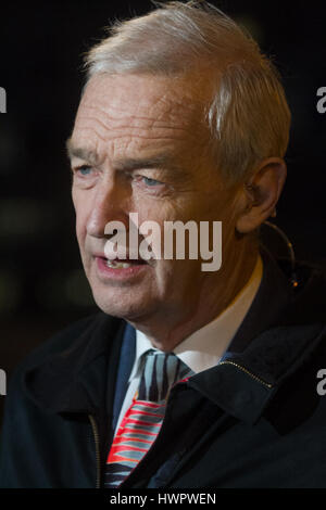 Londra, Regno Unito. 22 Mar, 2017. Jon Neve giornalista britannico e il canale 4 presentatore televisivo, relazioni sul terrore incidente al Parlamento Credito: amer ghazzal/Alamy Live News Foto Stock