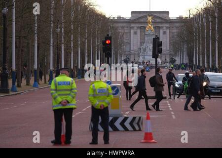 Londra, Regno Unito. 22 mar, 2017. Il mall di Westminster è bloccato al traffico dopo il terrore attacco fuori casa del parlamento. Credito: claire doherty/alamy live news Foto Stock