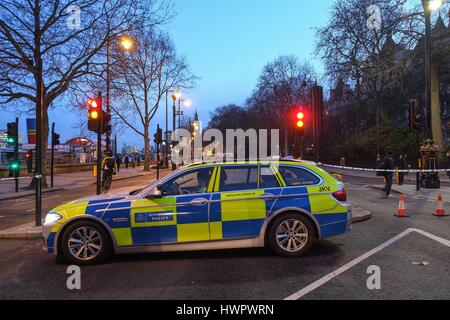 Londra, Regno Unito. 22 mar, 2017. Victoria Embankment è chiusa al traffico e Westminster è bloccato al traffico dopo il terrore attacco fuori casa del parlamento. Credito: claire doherty/alamy live news Foto Stock