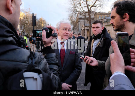 Londra, Regno Unito. 22 Mar, 2017. Giornalisti internazionali relazione da Westminster a seguito dell'attacco terroristico presso la Casa del Parlamento Foto Stock