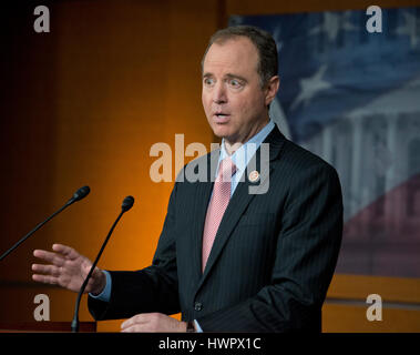 Washington, Stati Uniti d'America. 22 Mar, 2017. Rappresentante degli Stati Uniti Adam Schiff (Democratico della California), classifica gli stati degli USA Casa permanente del Comitato di selezione sulla Intelligence tiene una conferenza stampa in Campidoglio il mercoledì 22 marzo, 2017. Schiff è intervenuto dopo che il presidente del comitato, il rappresentante statunitense Devin Nunes (Repubblicano della California) ha annunciato che aveva ricevuto alcune comunicazioni intercettate che non sembrano essere correlati al FBI in corso indagini Trump associates' contatti con la Russia o qualsiasi warrant penale. Credito: MediaPunch Inc/Alamy Live News Foto Stock