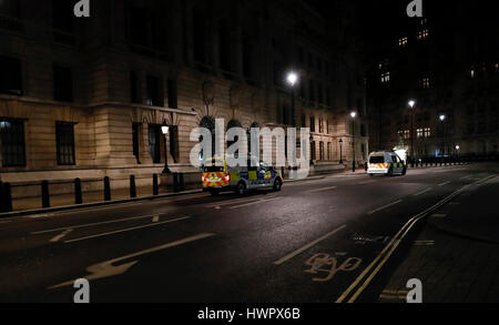 Londra, Regno Unito. 22 Mar, 2017. I veicoli della polizia sono visibili nei pressi di Whitehall a Londra, in Gran Bretagna il 22 marzo 2017. Quattro persone sono state uccise, tra cui la pugnalata officer e un maschio di terrorista, e almeno una ventina di feriti in un attentato contro la sede del Parlamento mercoledì pomeriggio in un attacco terroristico, la polizia ha annunciato. Credito: Han Yan/Xinhua/Alamy Live News Foto Stock