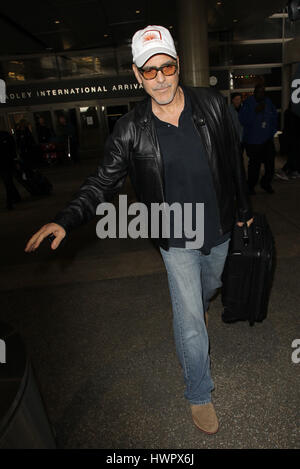 Los Angeles, Ca, Stati Uniti d'America. 22 Mar, 2017. George Clooney visto all Aeroporto Internazionale LAX a Los Angeles, la California il 22 marzo 2017. Credito: Giovanni Misa/media/punzone Alamy Live News Foto Stock