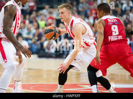 A Belgrado, in Serbia. Xxii marzo, 2017. Nate Wolters (al centro) della Crvena Zvezda Belgrado mts in azione contro Dominic Acque (R) di Olympiacos Pireo durante il 2016/2017 Turkish Airlines Eurolega Regular Season Round 27 gioco tra Crvena Zvezda Belgrado MTS e Olympiacos Pireo a Kombank Arena il 22 marzo 2017 a Belgrado in Serbia. Credito: Nikola Krstic/Alamy Live News Foto Stock