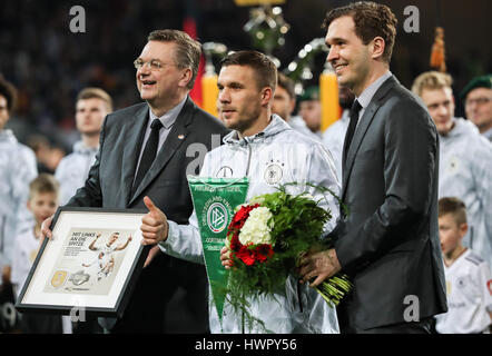 Dortmund, Germania. 22 Mar, 2017. La Germania Lukas Podolski (C) riceve un premio dal tedesco Football Association prima di un internazionale amichevole tra Germania e Inghilterra a Dortmund, Germania, il 22 marzo 2017. La Germania ha vinto 1-0 e la Germania Lukas Podolski si è ritirato dal team nazionale tedesco dopo questa partita. Credito: Shan Yuqi/Xinhua/Alamy Live News Foto Stock