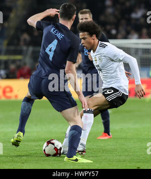 Dortmund, Germania. 22 Mar, 2017. La Germania Leroy sane (R) controlla la sfera durante un internazionale amichevole tra Germania e Inghilterra a Dortmund, Germania, il 22 marzo 2017. La Germania ha vinto 1-0 e la Germania Lukas Podolski si è ritirato dal team nazionale tedesco dopo questa partita. Credito: Shan Yuqi/Xinhua/Alamy Live News Foto Stock