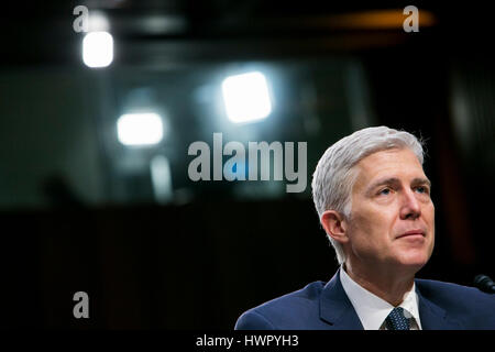 Washington, Stati Uniti d'America. 22 Mar, 2017. Giudice Neil Gorsuch testimonia durante la sua Corte Suprema conferma audizione dinanzi alla commissione giudiziaria del Senato a Washington D.C., il 22 marzo 2017. Gorsuch è stato nominato dal presidente Donald Trump per occupare il posto vacante lasciato sulla corte dalla morte di giustizia Antonin Scalia. Credito: Kristoffer Tripplaar/Alamy Live News Foto Stock