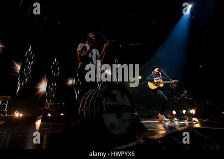 London, Ontario, Canada. Xxii marzo, 2017. American folk-rock band di Lumineers con lead singer Wesley Schultz esibirsi in concerto a Londra, Ont., il 22 marzo 2017. Credito: Mark Spowart/Alamy Live News Foto Stock