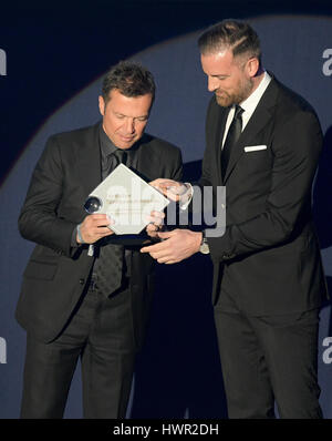 Amburgo, Germania. 3 apr, 2017. Lothar Matthaeus (L), ex nazionale tedesco di giocatore di calcio e TV esperto di calcio riceve il premio per la maggior parte-citato esperto di calcio da ex calciatore Christoph Metzelder durante il tedesco giornalista sportivo cerimonia di premiazione che si terrà ad Amburgo, Germania, 3 aprile 2017. Foto: Axel Heimken/dpa/Alamy Live News Foto Stock