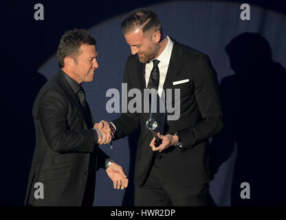 Amburgo, Germania. 3 apr, 2017. Lothar Matthaeus (L), ex nazionale tedesco di giocatore di calcio e TV esperto di calcio riceve il premio per la maggior parte-citato esperto di calcio da ex calciatore Christoph Metzelder durante il tedesco giornalista sportivo cerimonia di premiazione che si terrà ad Amburgo, Germania, 3 aprile 2017. Foto: Axel Heimken/dpa/Alamy Live News Foto Stock