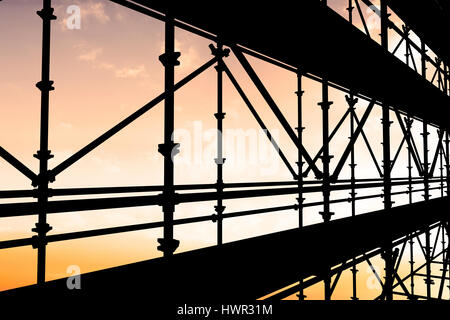 Immagine 3d di costruzione ponteggio contro il tramonto con le nuvole Foto Stock