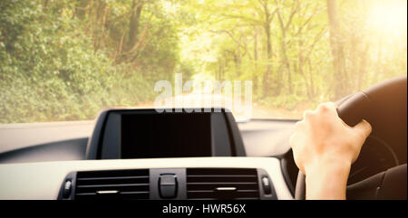 Immagine ritagliata della mano sul volante della vettura Foto Stock