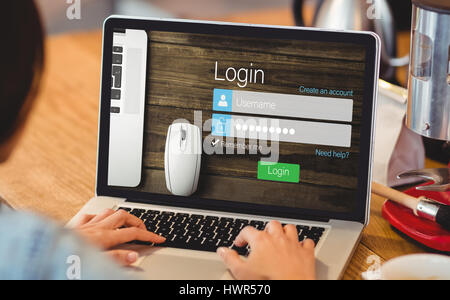 Close-up della pagina di login contro la donna utilizzando il portatile in ufficio Foto Stock