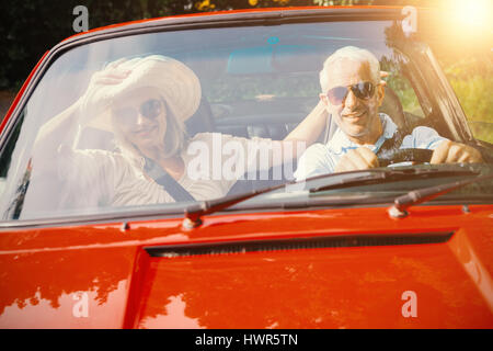 Immagine di un paio di fare un viaggio in auto Foto Stock