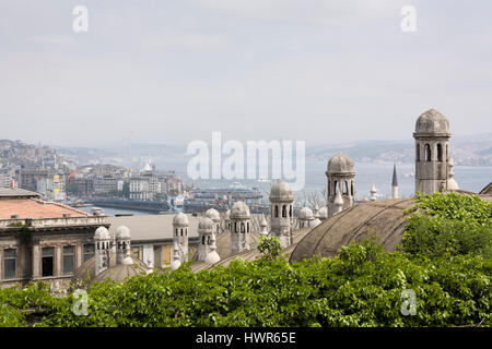 Il Bosforo & Ponte Galata sopra il Golden Horn visto dalla Moschea Suleymaniye, Istanbul, Turchia Foto Stock