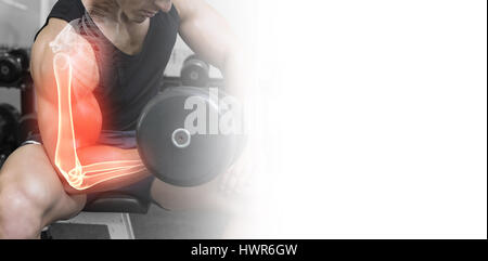 Evidenziate il braccio di un uomo forte sollevamento pesi in palestra Foto Stock