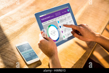 Immagine grafica del conto bancario sito web contro sulla spalla vista dell uomo informale utilizzando tablet Foto Stock