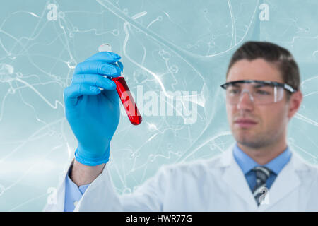 Dottore in occhiali protettivi e mascherina chirurgica tenendo il tubo di prova contro l'immagine composita del virus blu 3d Foto Stock