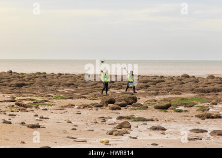 Hunstanton, Inghilterra - marzo 10: gli uomini dall'agenzia per l'ambiente tenendo il gps e letture batimetrici durante l'indagine sulla spiaggia a Hunstanton. in Hunstanton, norf Foto Stock