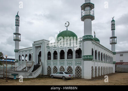 Una moschea musulmana a Paramaribo, Suriname. L'Islam arrivò al Suriname nel tardo Ottocento con l' afflusso di i lavoratori delle piantagioni da Java in Oriente olandese Foto Stock